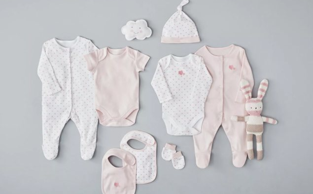 Как выбрать одежду на выписку для новорожденного: полезные рекомендации для родителей