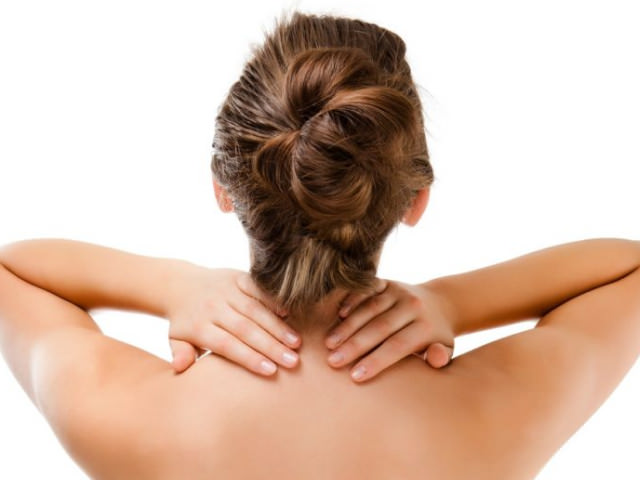 Прості техніки самомасажу, які позбавлять вас від болю в шиї