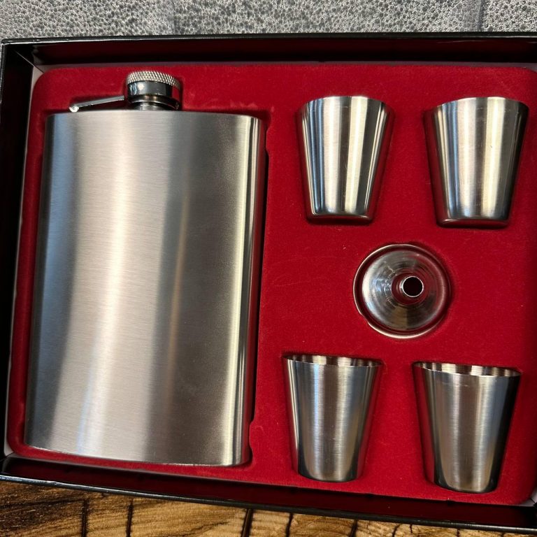 Мистецтво вибору ідеального подарунка: Чому набір із флягою — це безпрограшна класика?
