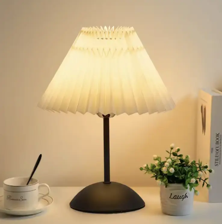 Ассортимент настольных ламп с абажуром в столичных магазинах