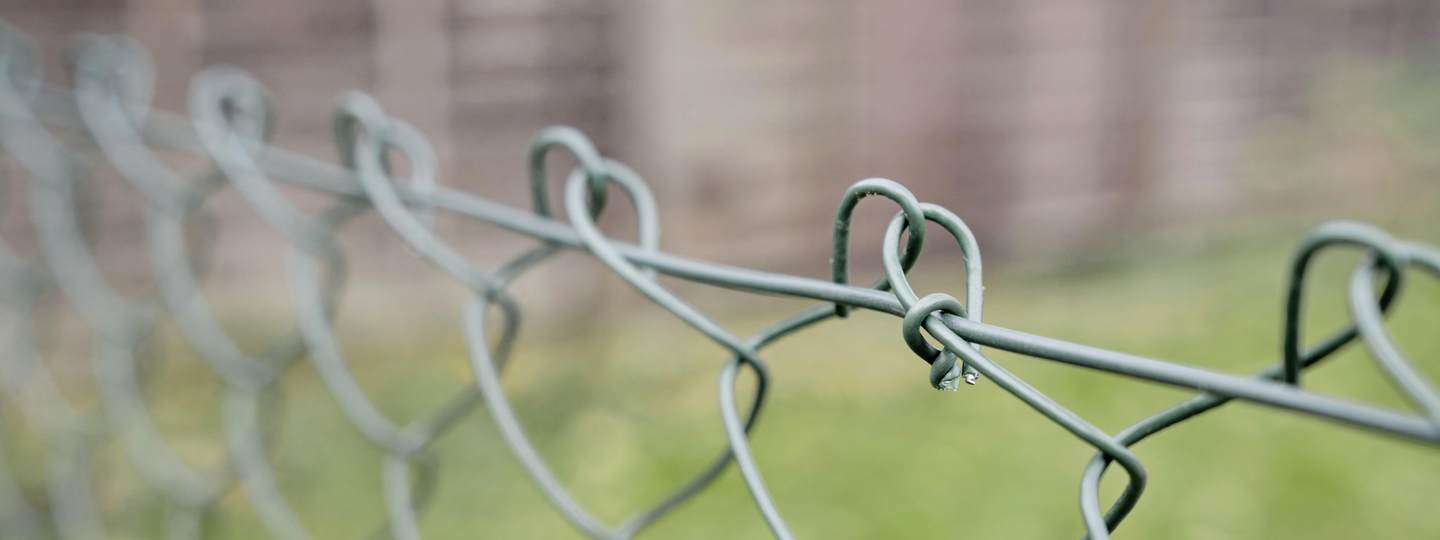 Як непомітно з'єднати два рулони сітки-рабиці між собою без зварювання та хомутів: геніальний трюк для ідеального паркану